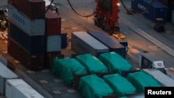 Các xe bọc thép của Singapore bị chặn giữ tại một cảng container ở Hong Kong, 24/11/2016.