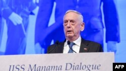 Menteri Pertahanan AS James Mattis membahas Institut Internasional untuk Studi Strategis (IISS) Dialog Manama ke-14 di ibukota Bahrain Manama, 27 Oktober 2018.