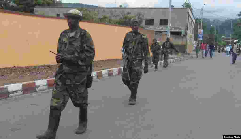M23 Rebels patrolling in Goma, DRC, November 20, 2012. (A. Malivika/VOA)