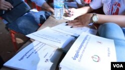 FILE - Test cards and health observation books are used by health agents to conduct blood test for HIV infection to residents in a village Cambodia's Kandal province, Feb 22, 2016. (Photo: Aun Chhengpor/VOA Khmer)