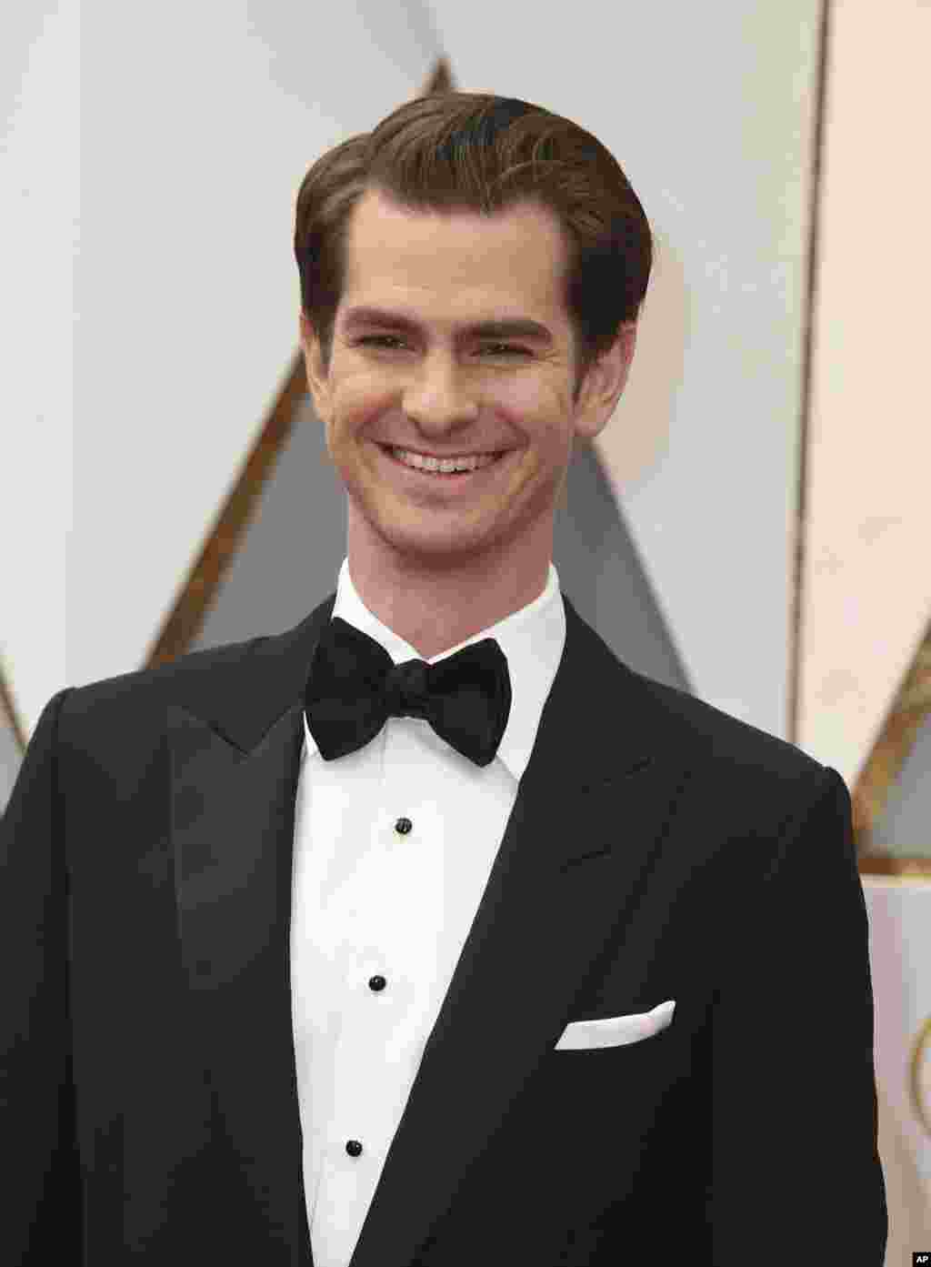 اندرو گارفیلد که با فیلم هاکسا ریچ نامزد بهترین بازیگر شده است ، روی فرش قرمز