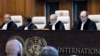 Hakim sekaligus Presiden Mahkamah Internasional (ICJ), Nawaf Salam (kedua dari kanan) menyampaikan putusan tidak mengikat mengenai akibat hukum pendudukan Israel di Tepi Barat dan Yerusalem Timur di Mahkamah Internasional (ICJ) di Den Haag pada 19 Juli 2024. (Foto: AFP)
