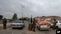 Pasukan Yaman melakukan pemeriksaan mobil-mobil yang akan menujuke Kedutaan AS di ibukota Sanaa, Minggu (4/8). 