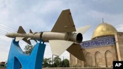 তেহরানের কাছে কুদস শহরের প্রবেশ পথে জেরুসালেমের আল আকসা মসজিদের আদলে তৈরি মসজিদের সামনে একটি ক্ষেপণাস্ত্রর মডেল। ফটোঃ ২১ এপ্রিল, ২০২৪।