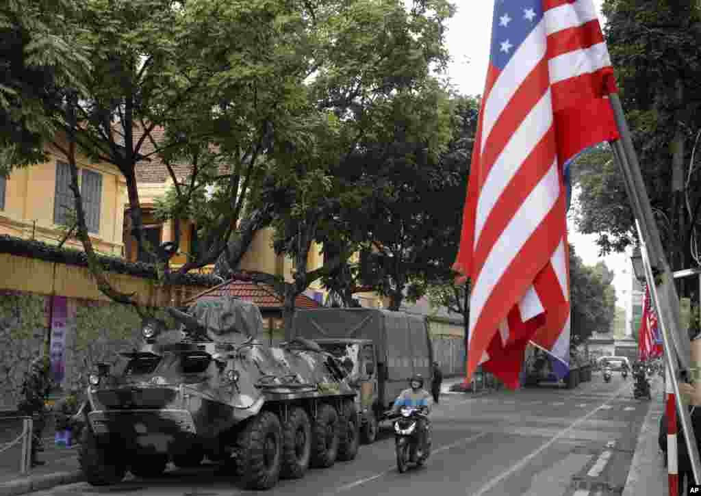 هانوی در آستانه دیدار پرزیدنت ترامپ و رهبر کره شمالی - این تانک در نزدیکی هتل &laquo;ملیا&raquo; قرار دارد که رهبر کره شمالی در آن سکونت دارد.