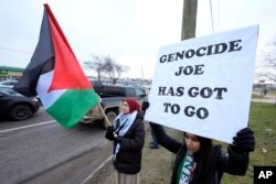 Arhiva - Propalestinske demonstrantkinje marširaju tokom posete predsednika Džoa Bajdena, u Varenu, Mičigen, 1. februara 2024.