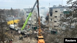 ইউক্রেনের সুমিতে রাশিয়ার ড্রোন আক্রমণে বিধ্বস্ত ভবন। ফটোঃ ১৩ মার্চ, ২০২৪।