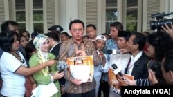 Gubernur DKI Basuki T Purnama (Ahok) mengaku tidak mudah melawan mafia anggaran di DPRD DKI karena ada dukungan partai politik yang pro hak angket, di Balai Kota Jakarta, 3 Maret 2014 (Foto: VOA/Andylala)