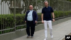 ARCHIVO - Los investigadores del Vaticano, monseñor Jordi Bertomeu, de España, [derecha], y el arzobispo Charles Scicluna, de Malta, captados en Lima, el el 25 de julio de 2023, después de reunirse con personas que alegaron abusos por parte del grupo católico laico en Perú.