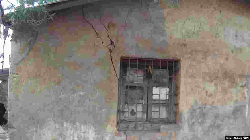 Au moins deux personnes sont mortes, plusieurs maisons se sont écroulées et d'autres, fissurées après le séisme qui a secoué le Sud-Kivu, 8&nbsp;août 2015 &nbsp;