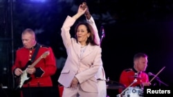 La vicepresidenta de Estados Unidos, Kamala Harris, baila con Kirk Franklin durante un concierto del 16 de junio organizado por el presidente estadounidense Joe Biden, en el jardín sur de la Casa Blanca en Washington, D.C., el 10 de junio de 2024.