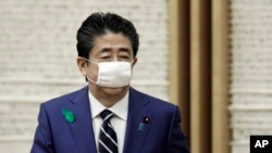 Thủ tướng Nhật Shinzo Abe mang khẩu trang trong cuộc họp báo ngày 17/4/2020 tại Tokyo.