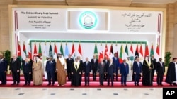  قاہرہ میں عرب لیگ کے ہنگامی اجلاس پر مصری صدارتی میڈیا آفس کا فراہم کردہ عرب رہنماؤں کا ایک فوٹو، 