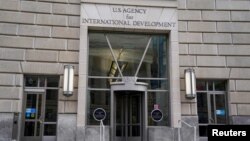 Vashington turli davlatlarga beradigan noharbiy yordamning asosiy qismini AQSh Xalqaro taraqqiyot agentligi amalga oshiradi, jumladan Markaziy Osiyoda ham 