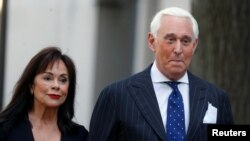 Roger Stone con su esposa en el exterior de una corte de Washington donde fue declarado culpable de mentir al Congreso y otros cargos el 15 de noviembre de 2019