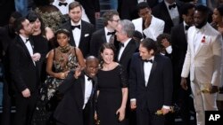 Para pembuat film dan aktor serta aktris pendukung "Moonlight" di atas panggung menerima piala Oscar 2017 sebagai film terbaik (26/2).(Chris Pizzello/Invision/AP)