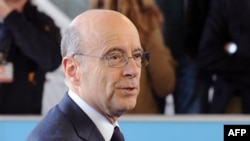 Ngoại trưởng Pháp Alain Juppe đề xuất thành lập hành lang nhân đạo ở Syria và cử các nhà quan sát quốc tế đến đó nhằm bảo đảm sự an toàn của thường dân