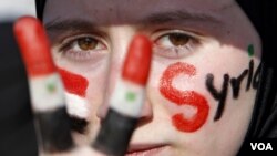 Una joven siria residente en Jordania participa en una protesta contra el gobierno de su país.