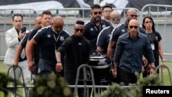 Corpo de Pelé chegou à Vila Belmiro, em Santos, na madrugada desta segunda-feira, dia 2 de Janeiro