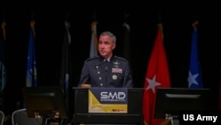 资料照片：美国太空司令部司令怀廷上将在阿拉巴马州亨茨维尔举行的2025年太空与导弹防御研讨会上向媒体和文军职人员介绍情况。(2025年8月5日)