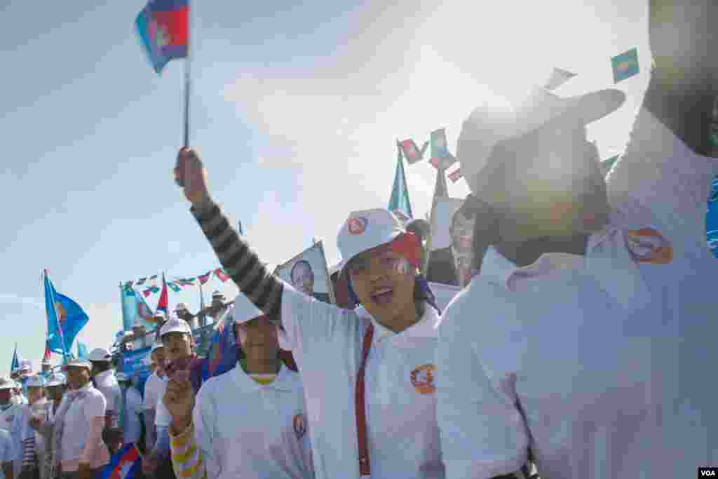 ប្រជាជន​កម្ពុជា​លើក​ទង់​គ្រវី​ឡើង​លើ​បង្ហាញ​ពី​ការ​គាំទ្រ​ដល់​គណ​បក្ស​កាន់​អំណាច​នេះ​​​ ក្នុង​ការ​ហែក្បួន​យុទ្ធនាការ​ឃោសនា​បោះ​ឆ្នោត​ឃុំ-សង្កាត់​ ថ្ងៃ​ចុង​ក្រោយ​ដែល​ដឹក​នាំ​ដោយ​លោក​ ​ហ៊ុន សែន​។​ រូបថតនៅថ្ងៃ​ទី​០២​ខែ​មិថុនា​ឆ្នាំ​២០១៧។​ (នៅ វណ្ណារិន/VOA)