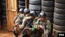 Kopassus TNI AD sedang berlatih pertempuran jarak dekat.