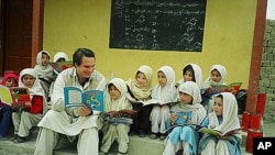 Greg Mortenson with schoolchildren in Pakistan