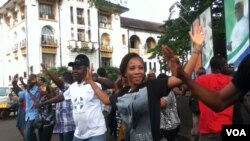 Dancers perform in a flashmob in downtown Freetown, Sierra Leone, Oct. 14, 2013. (N.deVries/VOA)
