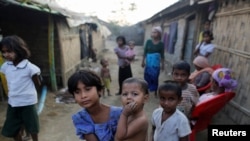 ក្មេង​ស្រី​ជនជាតិ​ Rohingya ម្នាក់ពរក្មេង​ក្នុង​ជំរំ​ជនភៀសខ្លួន​មួយនៅ Sitwe ក្នុង​រដ្ឋ Rakhine ប្រទេស​មីយ៉ាន់ម៉ាកាល​ពី ថ្ងៃទី​០៤ មីនា ២០១៧។