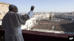 សម្តេច​ប៉ាប Francis បក់​ដៃ​ដាក់​មនុស្ស​ម្នា​ក្នុង​សុន្ទរកថា Urbi et Orbi នៅ​ថ្ងៃ​បុណ្យ​ណូអែល នៅ​ព្រះវិហារ St. Peter's Basilica នៃ​បុរី​វ៉ាទីកង់ កាលពី​ថ្ងៃទី២៥ ខែធ្នូ​ ឆ្នាំ២០១៧។