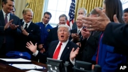 El presidente Trump en la Oficina Oval después de la firma de una legislación que incrementa el presupuesto de la NASA para que la agencia se enfoque en la exploración espacial y Marte. Marzo 21, 2017.