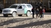 Inmigrantes son detenidos por autoridades fronterizas en El Paso, Texas, tras cruzar el río Grande para llegar a EE. UU. 