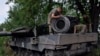 Tentara Ukraina memperbaiki tank Leopard 2 di wilayah Zaporizhzhya, Ukraina, pada 21 Juni 2023. (Foto: AP)