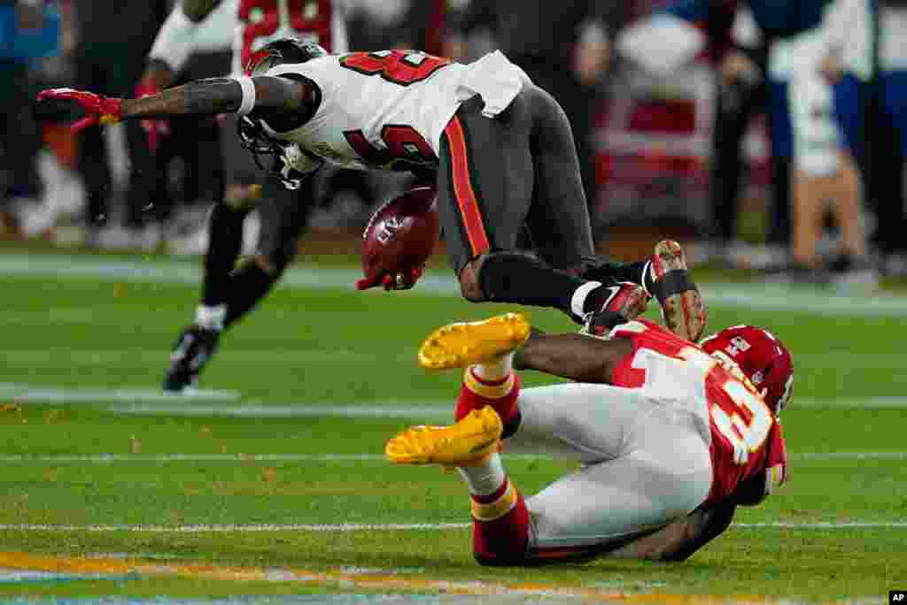تکل بازیکن کانزاس سیتی روی بازیکن تمپا بِی باکِنیِرز برای توقف او. بازی سوپربول یا فینال فوتبال آمریکایی