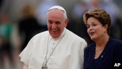 Paus Fransiskus (kiri) disambut oleh Presiden Brasil Dilma Rousseff saat tiba di Rio de Janeiro hari Senin (22/7).
