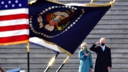 جو بائیڈن اور اُن کی اہلیہ فوجی دستے کی سلامی کا جواب دے رہے ہیں۔