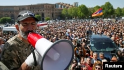 Armenian opposition leader Nikol Pashinyan addresses supporters during a rally in Yerevan, Armenia, April 25, 2018. 