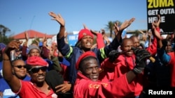 Supporters of various opposition parties gesture while calling for the removal of President Jacob Zuma outside the Constitutional Court in Johannesburg, South Africa, May 15, 2017. 