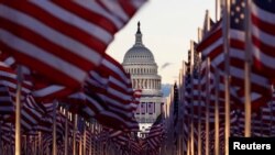 Ribuan bendera menghiasi Alun-Alun Nasional di Washington DC, Rabu (20/1). 