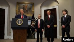 Президент Дональд Трамп представляет проект развития инфраструктуры искусственного интеллекта рядом с соучредителем Oracle Ларри Эллисоном, генеральным директором SoftBank Масаёси Соном и генеральным директором OpenAI Сэмом Альтманом в Белом доме, 21 января 2025 года. 