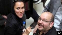 FILE - Jason Rezaian (r) and his wife, Yeganeh Salehi, at a political event in Tehran, April 11, 2013.