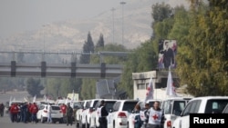 Konvoi yang terdiri dari Palang Merah, Bulan Sabut Merah dan PBB berkumpul sebelum menuju Madaya dari Damaskus, dan menuju al Foua dan Kefraya di provinsi Idlib, Suriah, 11 Januari 2016. 