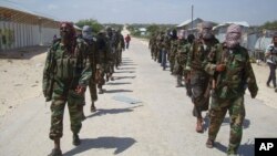 Militan al-Shabab melakukan latihan di pinggiran Mogadishu, Somalia (foto: dok). Jumlah total serangan udara AS di Somalia tahun ini menjadi 30, 28 di antaranya terhadap al-Shabab.
