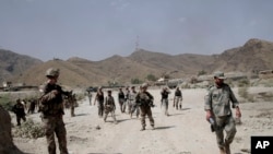 Lực lượng Mỹ tuần tra gần hiện trường vụ tấn công của các phần tử chủ chiến tại Torkham, Afghanistan, ngày 2/9/2013.