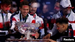 Tim Piala Davis Prancis berpesta, setelah memenangkan Piala Davis dengan mengalahkan tim Belgia dengan skor 3-2, di Lille, Prancis, 26 November 2017.