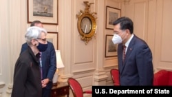 美国常务副国务卿谢尔曼2021年8月12日会晤中国新任驻美大使秦刚。(图片来自谢尔曼副国务卿的推特账户)