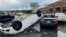 Un auto volcado a causa del impacto de un tornado en Little Rock, EEUU, el 31 de marzo de 2023.