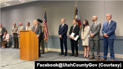 2025年9月16日，犹他县检察官杰夫·格雷在新闻发布会上列出对查理·科克枪击案嫌疑人泰勒·罗宾逊的罪名指控并回答提问。