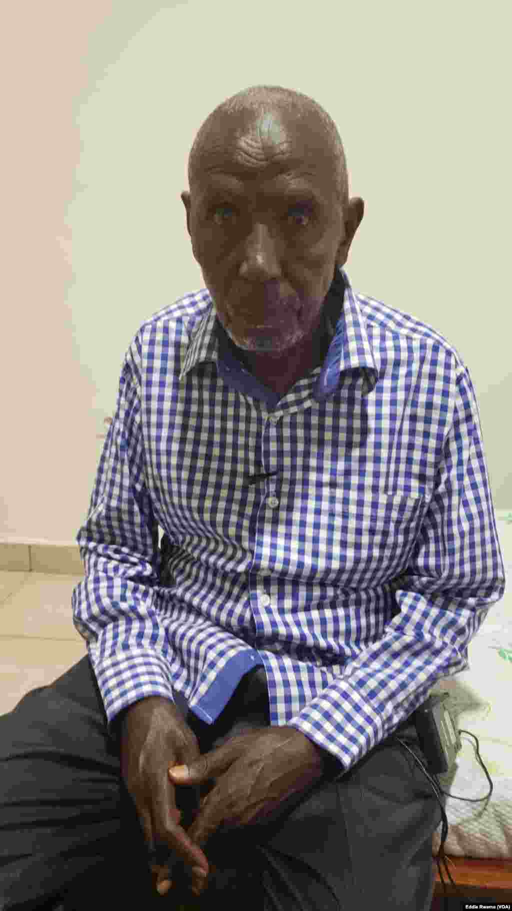 Umwe mu babyeyi bagizwe incike na jenoside&nbsp;batuye mu nzu yabagenewe iri mu karere ka Bugesera mu ntara y'uburasirazuba bw'u Rwanda mu kiganiro n'umunyamakuru w'Ijwi ry'Amerika Eddie Rwema