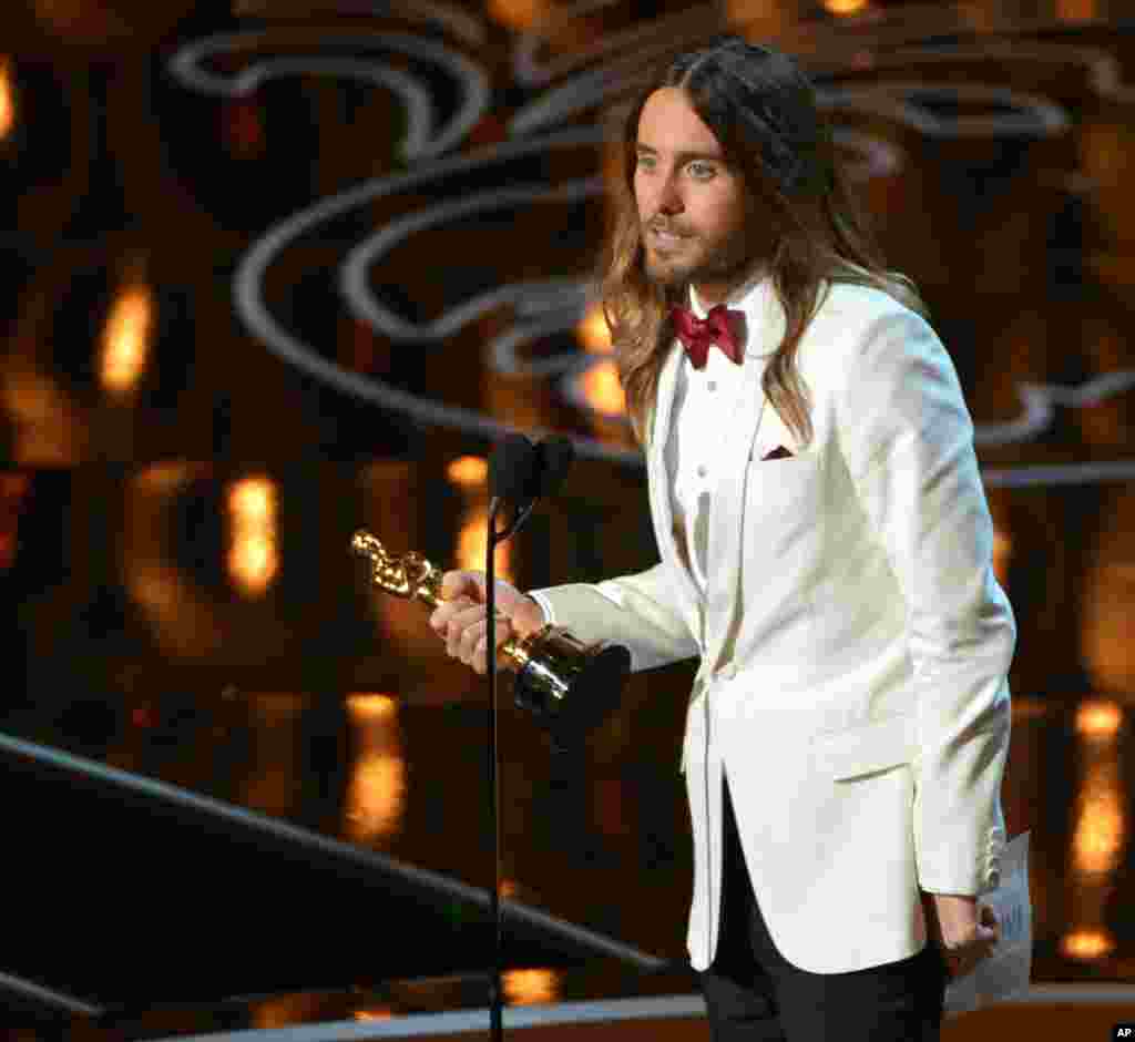 Jared Leto menerima penghargaan Academy Awards ke-86 untuk aktor pendukung terbaik untuk film &ldquo;Dallas Buyers Club&rdquo;.&nbsp;(AP/John Shearer)